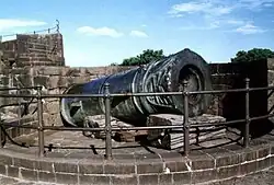 El Malik E Maidan en la muralla occidental del fuerte de Bijapur.