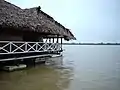 Vista de una de las casas de techo de madera en la laguna de Yarinacocha.