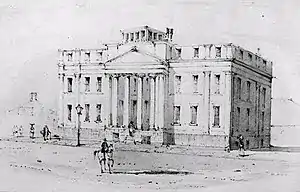 Dibujo en blanco y negro de un edificio de tres pisos con cuatro columnas en la entrada. Un hombre a caballo transita por la amplia y vacía calle frente al edificio.