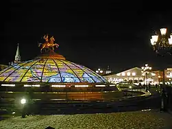 Cúpula de cristal coronada por una estatua de San Jorge, santo patrón de Moscú, con el Manège al fondo (lado oeste)