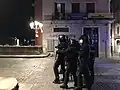 Fuerzas de seguridad, del cuerpo Mozos de Escuadra, en formación y disparando balas de "foam" en Gerona.