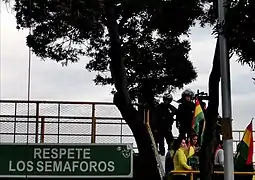 Policía Nacional de Bolivia evitando el pase a manifestantes.