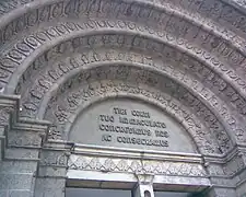 Tímpano de la catedral de Manila en Intramuros, Filipinas