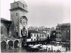 Piazza delle Erbe  antes de la destrucción de las casas construidas sobre la Rotonda de San Lorenzo