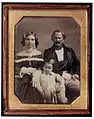 Manuela Ferrer Scarpetta y George Henry Isaacs, los padres del poeta, con otro de sus hijos.