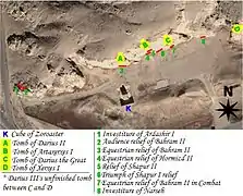 Vista aérea del sitio. "K" indica el "Cubo de Zoroastro." Las letras (A,B,C,D) indican las tumbas de Darío II, Artajerjes I, Darío I, y Jerjes I respectivamente. Los números son relieves sasánidas
