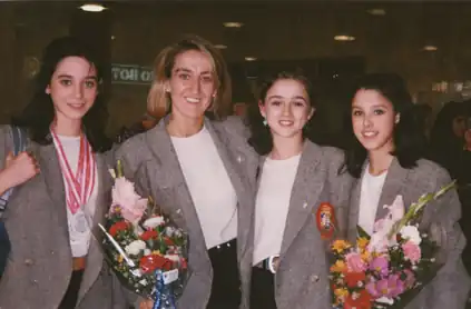 Nuria (segunda a la derecha) con la entrenadora María Fernández y sus compañeras Estíbaliz Martínez y Tania Lamarca en el Aeropuerto de Barajas a su llegada de Viena.