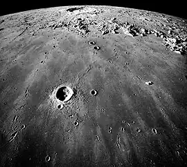 El Mare Imbrium (al frente) está cruzado por cráteres secundarios del impacto que formó el cráter Copérnico (arriba, al centro)