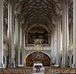 El altar y la galería del pequeño órgano