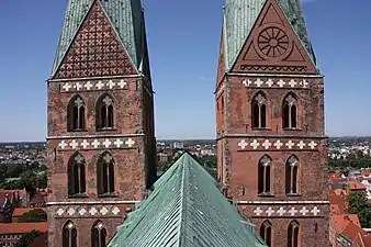 Las torres de la Iglesia de Santa María de Lübeck, con esquinas de granito