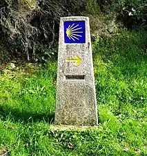 Indicación del Camino de Santiago cerca del puente.