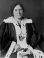 Mary Barbour c.1924 con la túnica de Baillie