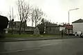 New Street, Kilbarchan, mostrando la ubicación de Mary Barbour Cairn