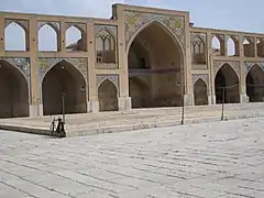 Masjid-i Hakim en Isfahán (siglo XVII). Conexión con el iwán a través de arcadas de dos pisos