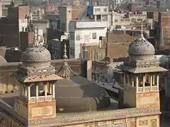 La entrada a la sala de oración principal tiene dos torres pequeñas