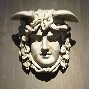 Gorgona Medusa procedente del templo de Venus y Roma (130 d. C.) en el Museo Romano-Germánico de Colonia.