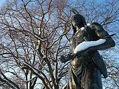 Estatua de Massasoit (1920), por Cyrus Dallin, en la parte superior de la colina.