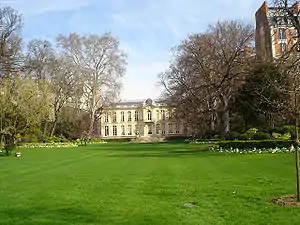 El parque que rodea el Hôtel Matignon