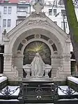 Tumba de Carl Hofmann en la Antigua Iglesia de San Mateo, Berlín (arquitecto: Bruno Schmitz); Mujer llorando por Nikolaus Geiger.