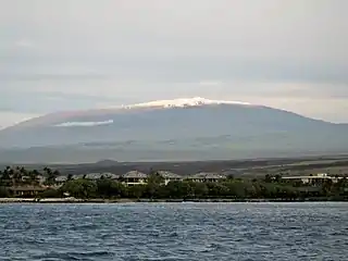 Mauna Kea es el volcán más alto de la cadena de montes submarinos Hawái-Emperador. Alrededor de su cima se han emplazado numerosos conos de ceniza.