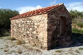 Vista delantera, donde se observa (reconstruido) el daño realizado por la pala mecánica en el vértice S.E. de la estructura durante el descubrimiento del yacimiento en 1981. Foto año 2008.