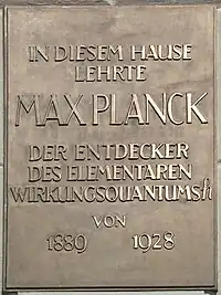 Placa en el edificio principal de la Universidad Humboldt de Berlín, colocada en 1958.