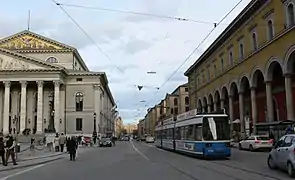 Galería porticada del Palais Toerring-Jettenbach, en la Maximilianstraße, y pórtico de templo griego del Nationaltheater, en la Max-Joseph-Platz, Múnich.