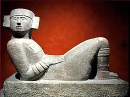 Chac Mool (Chichén Itzá, ciudad maya fundada en el siglo VI). Las civilizaciones mesoamericanas desarrollaron una cultura peculiar ligada a la guerra ritualizada entre ciudades-estado rivales, que incluía el sacrificio de los prisioneros para garantizar el orden cosmológico, además de una antropofagia de debatida consideración.