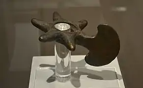 Cabeza estrellada de maza inca. Cuenta también con una hoja de hacha.