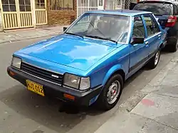 Mazda 323 Sedan 1985 1500 cc en una calle de Bogotá (Colombia)