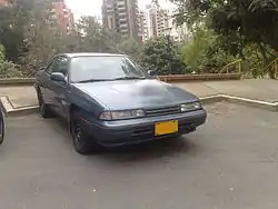 Un automóvil Mazda 323 modelo 1990