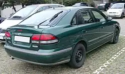 Un automóvil Mazda 626 Matsuri modelo 1997