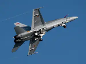 Un EF-18A Hornet del Ala 15 en la exhibición aérea Festa del Cel, Barcelona.