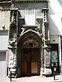 Portal lateral de la antigua iglesia de San Cristobal, destruida durante la Revolución francesa.