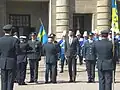 Soldados suecos de la ONU recibel la Medalla al Mérito en la Fiesta Nacional (2012)