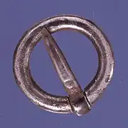 Broche anular medieval plata; el pasador no puede moverse a lo largo del aro