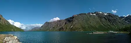 Vista panorámica sobre el lago Gjende cerca de Memurubu