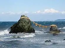 Las rocas Meoto Iwa en la bahía.