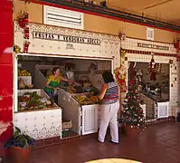 Puesto de venta de frutas y verduras.