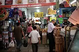 Interior del mercado de la ciudad.