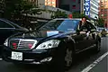 Policía de seguridad en un  Mercedes-Benz S600 durante el servicio de escolta en la 34ª cumbre del G8 en Tōyako, Hokkaidō.