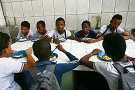 Comedor infantil en una escuela