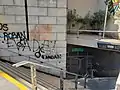 Acceso a la estación vandalizado durante las protestas de 2019