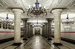 Estación Avtovo, Metro de San Petersburgo. Este diseño altamente ornamentada se construyó utilizando el método de corte y cubierta