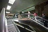 Escaleras mecánica de acceso al vestíbulo de la estación.