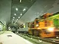 Un trackmobile instalando los rieles en la estación en julio de 2010.