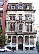 #61: Este edificio fue construido en 1867 como un banco, pero ha sido una iglesia desde 1937. (Monumento Histórico de Nueva York desde 1969)