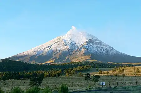 2. La cumbre de Volcán Popocatépetl, un estratovolcán en el tripunto de Puebla, Estado de México, y Morelos, es la segunda cumbre más alta del México.