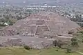 Pirámide en Teotihuacan. Las construcciones de este tamaño requieren la organización social que encontramos en las civilizaciones. El impacto que el descubrimiento de este tipo de construcciones junto a las complejas sociedades que se les asociaban, tuvo en los conquistadores españoles y en los teóricos que reflexionaron sobre los justos títulos de dominio sobre ellas; está en el origen de las distintas consideraciones y descripciones de los indígenas americanos (de buen salvaje a caníbal despiadado), del debate intelectual que fundó el derecho de gentes y de la reflexión europea sobre el concepto mismo de civilización. También en la Grecia clásica, el contacto con otros pueblos de diferentes lenguas y culturas había sido el desencadenante que estimuló el surgimiento de la reflexión crítica indispensable para el nacimiento de la filosofía y la historia (Tales de Mileto, Heródoto).