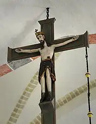 La cruz de la iglesia de Linde (Gotland), hoy conservada en el Museo de Estocolmo, también lleva los símboloes del gobernante.